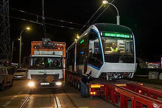 Kocaeli Yeni Tramvay Aracına Kavuştu: Sonuncusu Raylara İndirildi