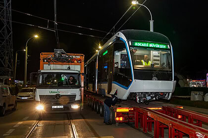 Kocaeli Yeni Tramvay Aracına Kavuştu: Sonuncusu Raylara İndirildi