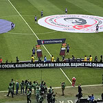Kocaelispor - Göztepe Maçında Sessiz Protesto: Tribünler Okul Saldırıları İçin Kenetlendi!