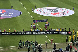Kocaelispor - Göztepe Maçında Sessiz Protesto: Tribünler Okul Saldırıları İçin Kenetlendi!