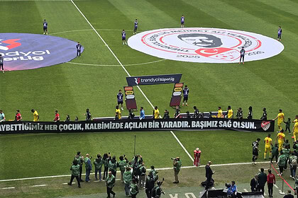 Kocaelispor - Göztepe Maçında Sessiz Protesto: Tribünler Okul Saldırıları İçin Kenetlendi!