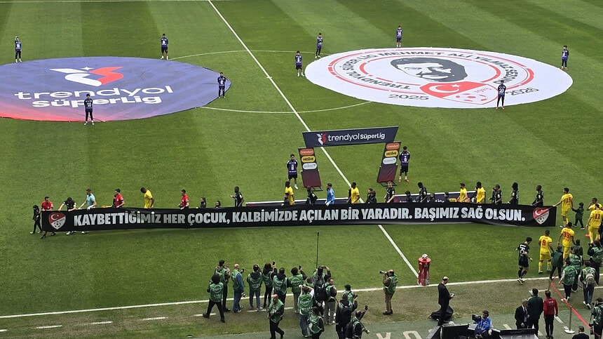 Kocaelispor - Göztepe Maçında Sessiz Protesto: Tribünler Okul Saldırıları İçin Kenetlendi!