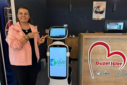 İzmit Belediyesi’nde Robotlu Servis Dönemi Başladı: Lili ve Limon Görev Başında!