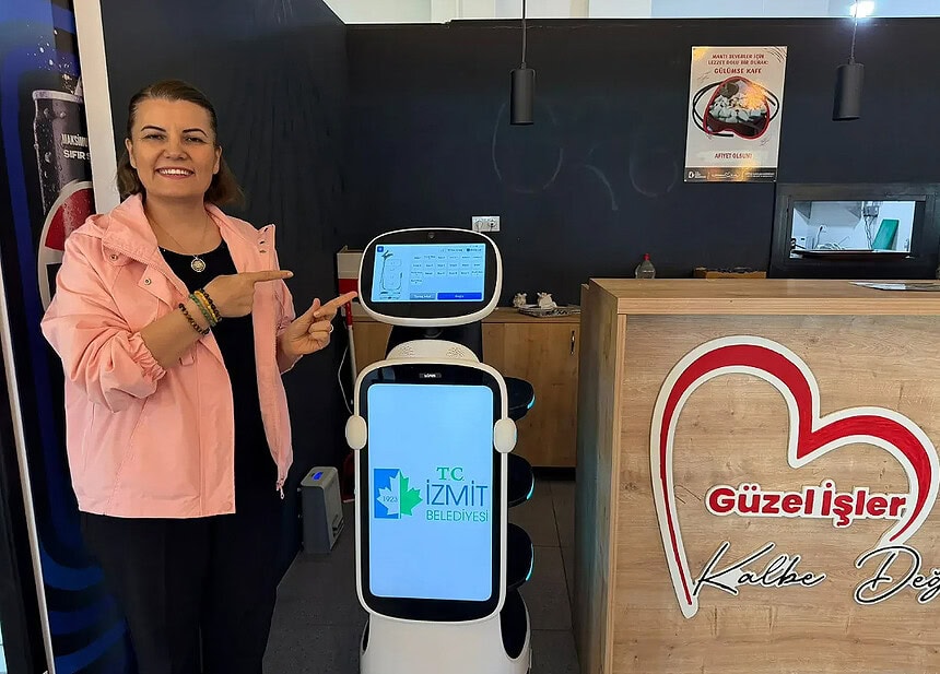 İzmit Belediyesi’nde Robotlu Servis Dönemi Başladı: Lili ve Limon Görev Başında!