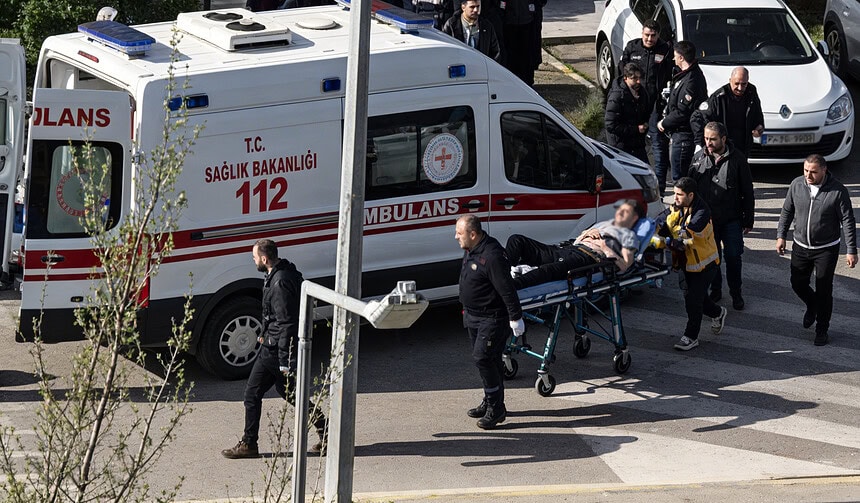 Kocaeli Körfez'de Liselilerin Kavgası Kanlı Bitti: 17 Yaşındaki Öğrenci Bıçaklandı!