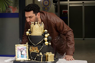 Murat Yıldırım’a Sette Sürpriz Doğum Günü! Kral Tacı Temalı Pasta Sosyal Medyayı Salladı