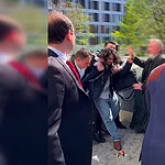 Rıza Pehlevi'ye Berlin'de Şok Saldırı: Kırmızı Sıvı Fırlatıldı