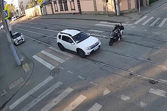 Rusya Motosiklet Kazası: Aşırı Hız Yapan Sürücü Metrelerce Uçtu