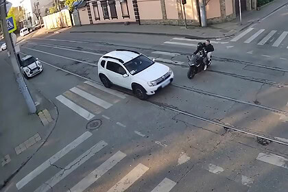 Rusya Motosiklet Kazası: Aşırı Hız Yapan Sürücü Metrelerce Uçtu