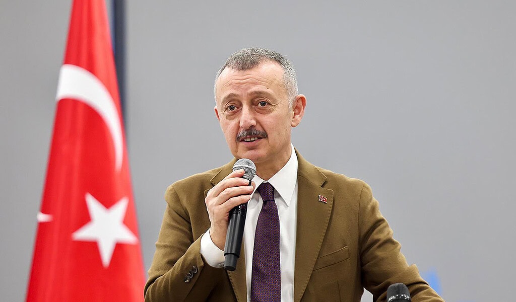 Tahir Büyükakın’dan “23 Nisan İptal” İddialarına Yanıt: “Çocuklarımızın Bayramına Gölge Düşürmeyin”