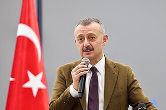 Tahir Büyükakın’dan "23 Nisan İptal" İddialarına Yanıt: "Çocuklarımızın Bayramına Gölge Düşürmeyin"