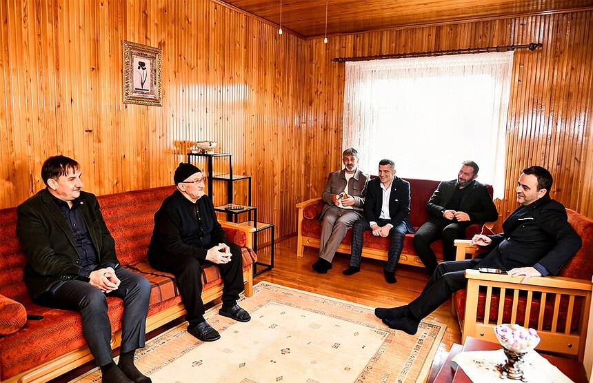 Başiskele Belediye Başkanı Yasin Özlü’den Hasta ve Yaşlı Vatandaşlara Vefa Ziyareti