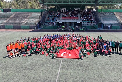 Başkan Çiftçi ve Kaymakam Önal'dan Santra Vuruşu: Çayırova'da 19 Mayıs Gençlik Turnuvası Başladı!