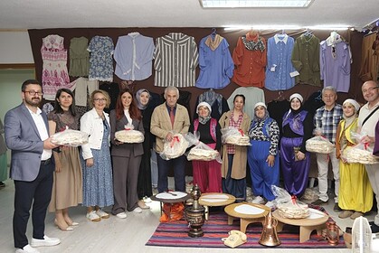 Alikahya’da Zarafetin Sergisi: İZMEK Kursiyerlerinden Göz Kamaştıran Yıl Sonu Finali!