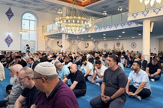 Almanya’da Müslümanlar, Bayram Namazı İçin Brühl Camii’ne Akın Etti