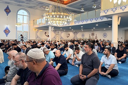 Almanya’da Müslümanlar, Bayram Namazı İçin Brühl Camii’ne Akın Etti