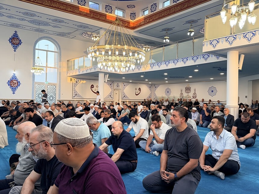 Almanya’da Müslümanlar, Bayram Namazı İçin Brühl Camii’ne Akın Etti