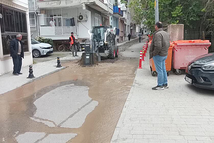 Karamürsel’de Altyapı Kazası: Ana Su Borusu Patladı!