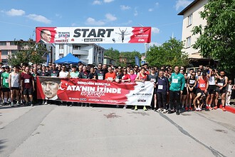 Çenedere’den Stadyuma Bayrak Yarışı: Derince’de 200 Sporcu Atatürk Halk Koşusu’nda Buluştu!