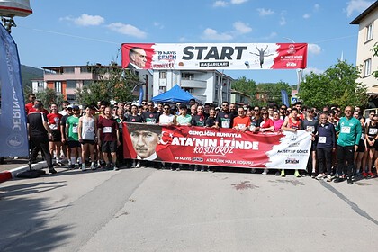 Çenedere’den Stadyuma Bayrak Yarışı: Derince’de 200 Sporcu Atatürk Halk Koşusu’nda Buluştu!