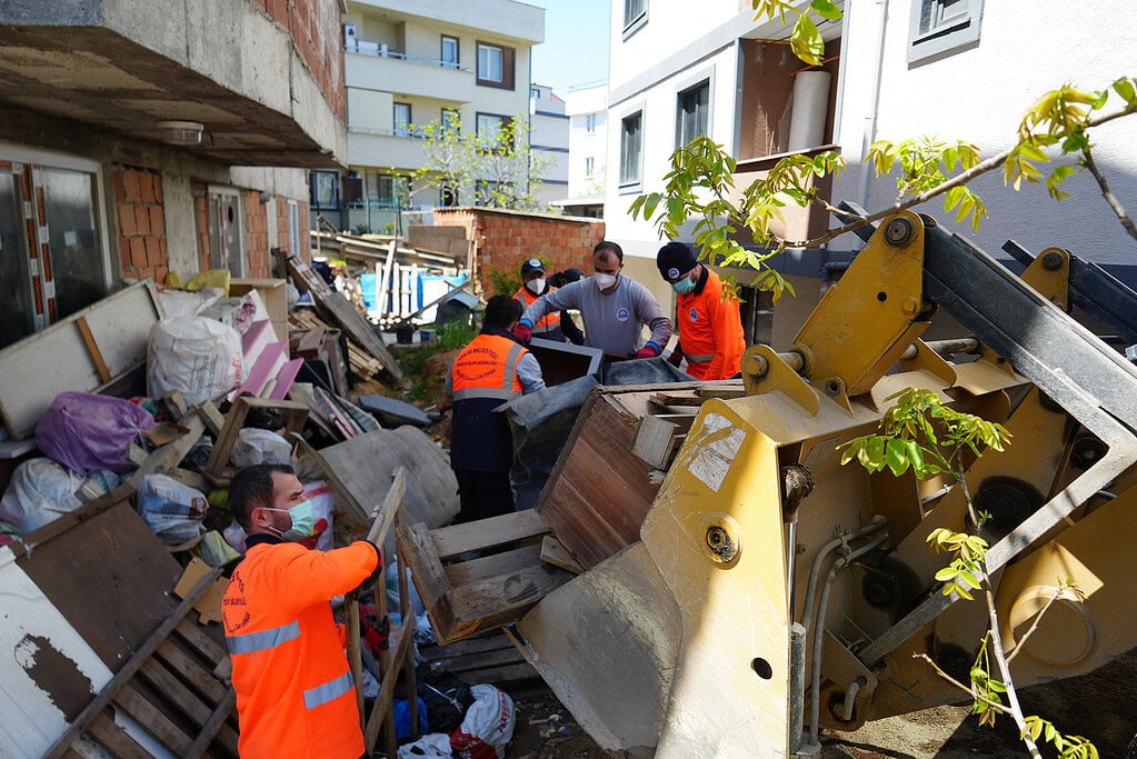 Gebze’de Evin Bahçesinden 12 Kamyon Atık Çıktı!