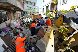 Gebze’de Evin Bahçesinden 12 Kamyon Atık Çıktı!