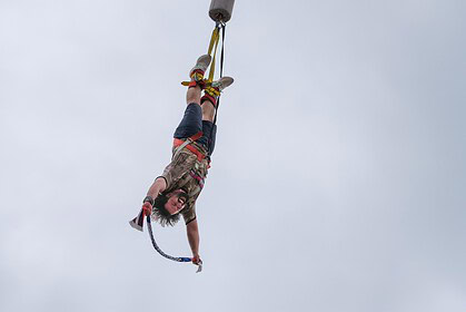 İzmit'te Adrenalin Patlaması: EnFest'te Kurulan Dev Bungee Jumping Platformu Gençlere Eşsiz Deneyim Yaşattı!