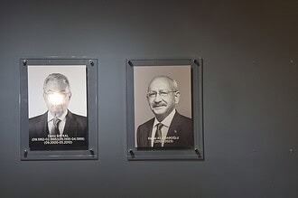 CHP Genel Merkezi'nde Kılıçdaroğlu'nun Fotoğrafı Tekrar Asılıp, İsimliği Makam Odasının Kapısına Takıldı