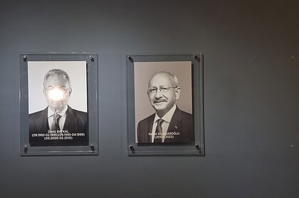CHP Genel Merkezi'nde Kılıçdaroğlu'nun Fotoğrafı Tekrar Asılıp, İsimliği Makam Odasının Kapısına Takıldı