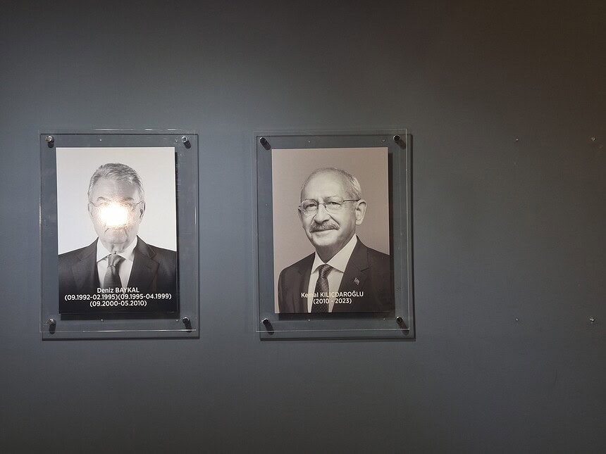 CHP Genel Merkezi'nde Kılıçdaroğlu'nun Fotoğrafı Tekrar Asılıp, İsimliği Makam Odasının Kapısına Takıldı