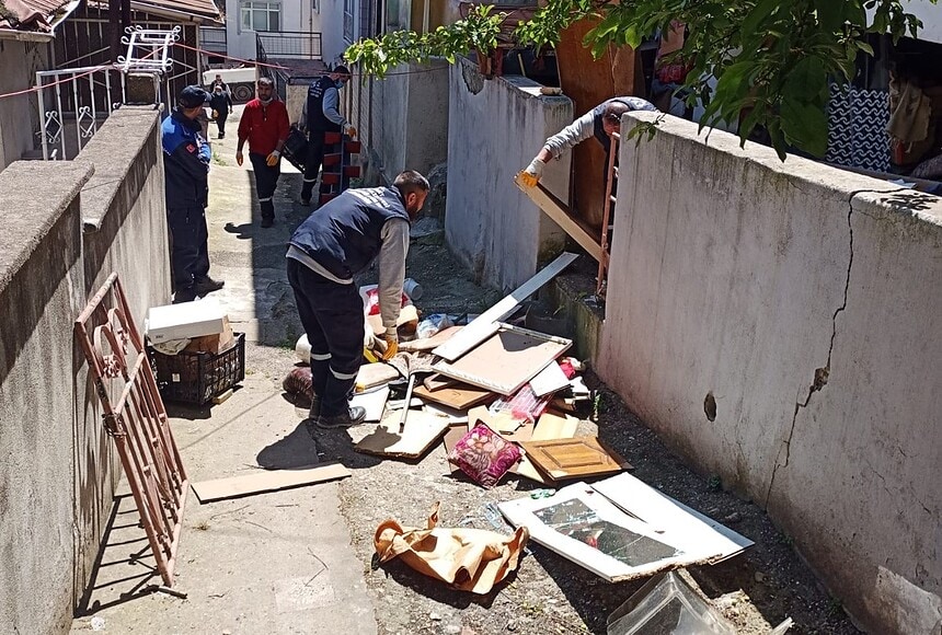 İzmit'te Halk Sağlığını Tehdit Eden "Çöp Ev" Temizlendi: Ekipler Seferber Oldu