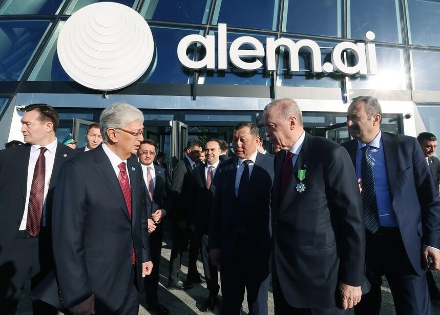 Cumhurbaşkanı Erdoğan, Astana’da Alem.AI Yapay Zeka Merkezi’ni Ziyaret Etti
