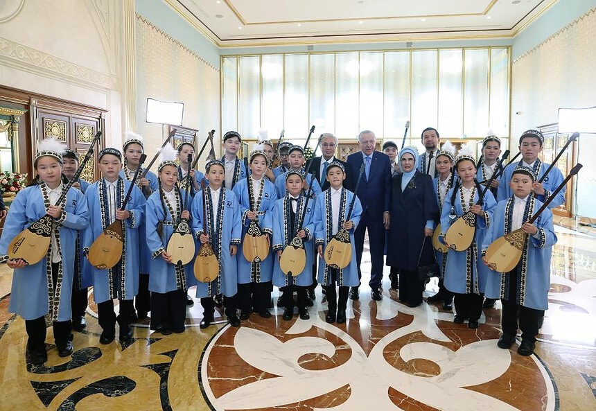Cumhurbaşkanı Erdoğan’a Kazakistan’da Dombra Sürprizi