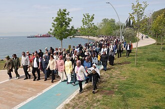 Darıca’da Anneler Günü Yürüyüşü! Başkan Muzaffer Bıyık ve Eşi Havva Hanım Darıcalı Annelerle Buluştu