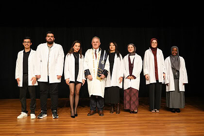 KOSTÜ’de "Beyaz" Gurur: Geleceğin Eczacıları İlk Önlüklerini Giydi!