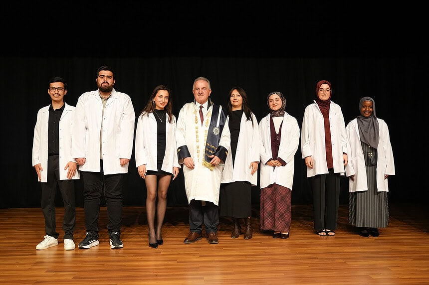 KOSTÜ’de "Beyaz" Gurur: Geleceğin Eczacıları İlk Önlüklerini Giydi!