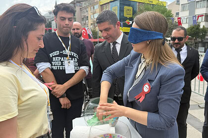 İzmit Kent Meydanı’nda "Gör, Anla, Hisset": Empati Parkuruyla Engeller Aşıldı!