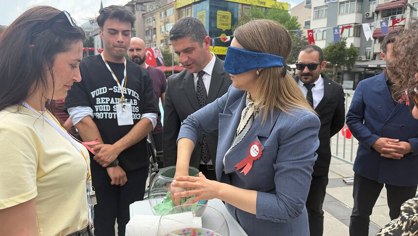 İzmit Kent Meydanı’nda "Gör, Anla, Hisset": Empati Parkuruyla Engeller Aşıldı!