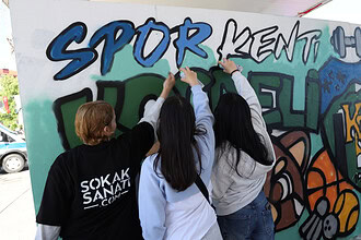 İzmit Sokak Sanatıyla Renklendi: Gençler EnFest’te Sprey Boyalarla Grafiti Duvarı Örüyor!