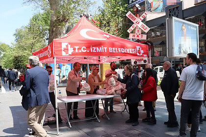 İzmit Belediyesi’nden Ücretsiz İstiridye Mantarı Dağıtımı: Kendi Üretimini Halka Sundu!