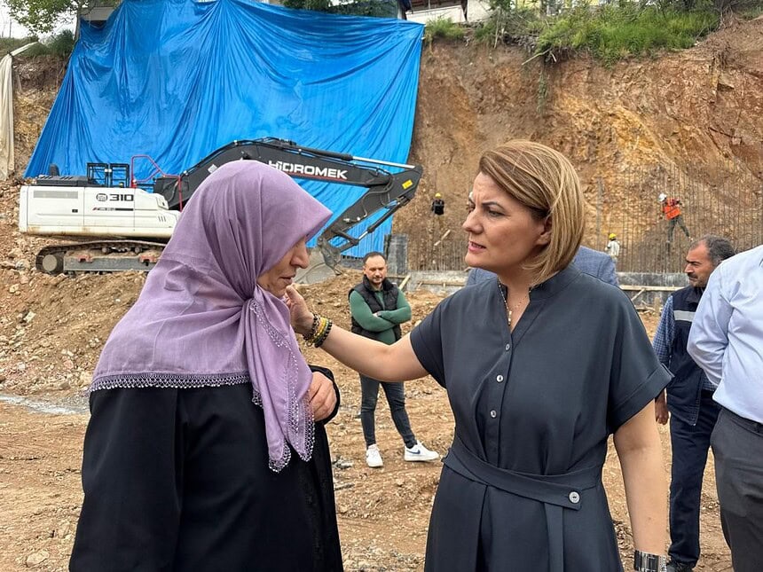 İzmit Belediyesi Raporu Açıkladı: Topçular'daki Toprak Kaymasının Nedeni Proje Dışı Derin Kazı!