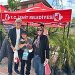 İzmit Belediyesi’nden Geleneksel Arife Mesaisi: Mezarlıklarda Fide Dağıtıldı!
