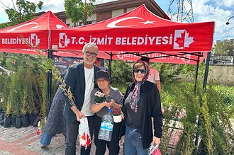 İzmit Belediyesi’nden Geleneksel Arife Mesaisi: Mezarlıklarda Fide Dağıtıldı!