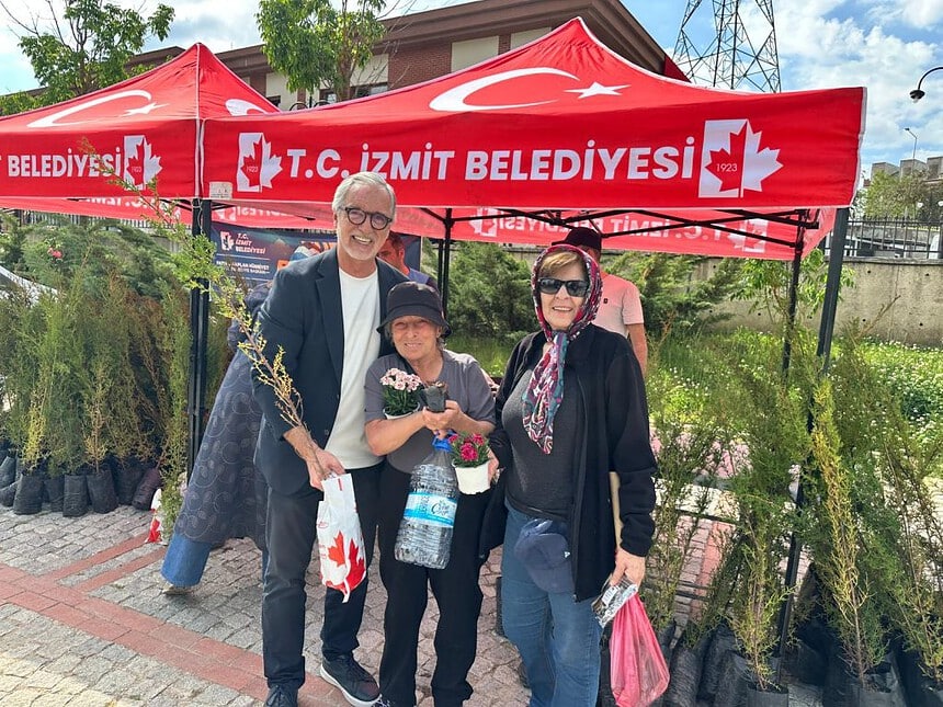 İzmit Belediyesi’nden Geleneksel Arife Mesaisi: Mezarlıklarda Fide Dağıtıldı!
