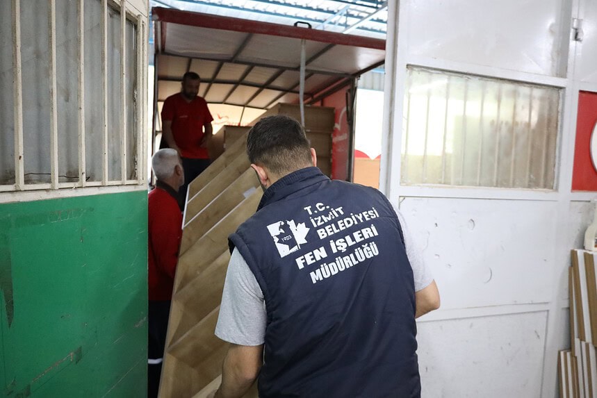 İzmit’te İhale Değil, Üretim Dönemi: Mobilyalar Belediye Atölyesinden Çıkıyor!