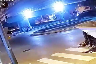 Kaza Anı Kamerada! Motosikletten Savrulan Gençler Yaşam Savaşı Veriyor!
