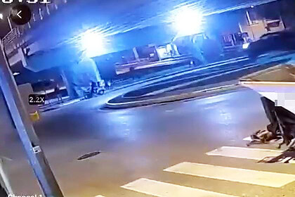 Kaza Anı Kamerada! Motosikletten Savrulan Gençler Yaşam Savaşı Veriyor!