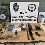 Kocaeli'de Zehir Tacirine Operasyon: Yüksek Miktarda Uyuşturucu Madde, Kılıç, Kama ve Tüfek Ele Geçirildi!