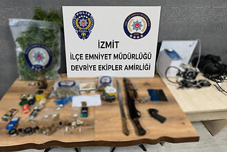 Kocaeli'de Zehir Tacirine Operasyon: Yüksek Miktarda Uyuşturucu Madde, Kılıç, Kama ve Tüfek Ele Geçirildi!