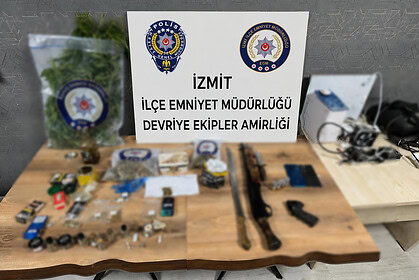 Kocaeli'de Zehir Tacirine Operasyon: Yüksek Miktarda Uyuşturucu Madde, Kılıç, Kama ve Tüfek Ele Geçirildi!